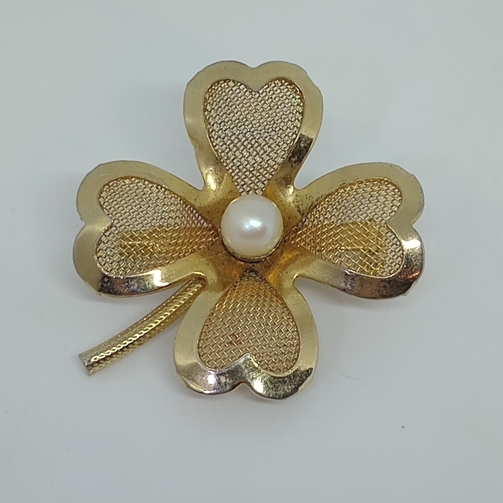 * vintage Coro faux pearl lucky shamrock 4 leaf clover pin brooch